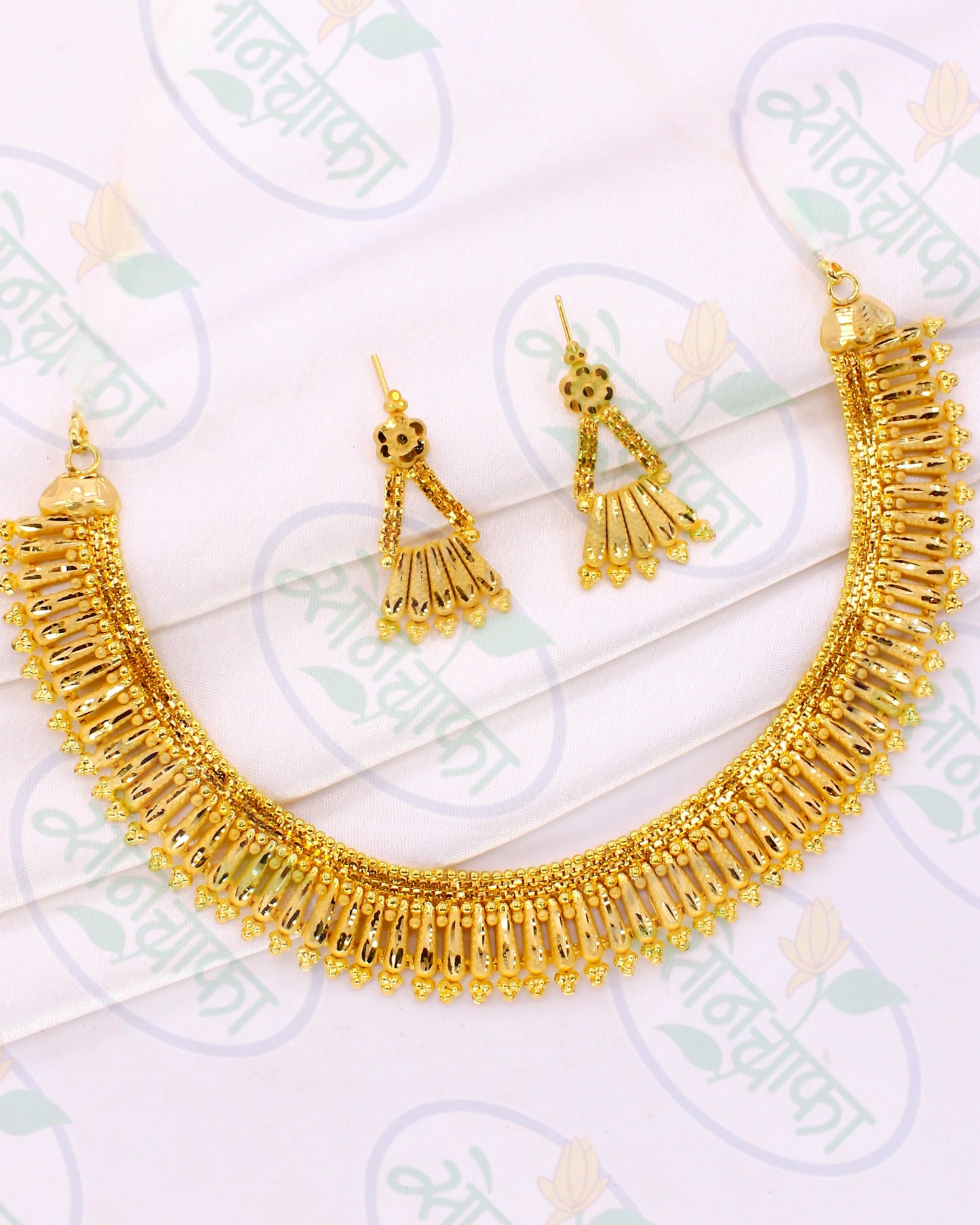 STUNNING GOLD PLATED NECKLACE