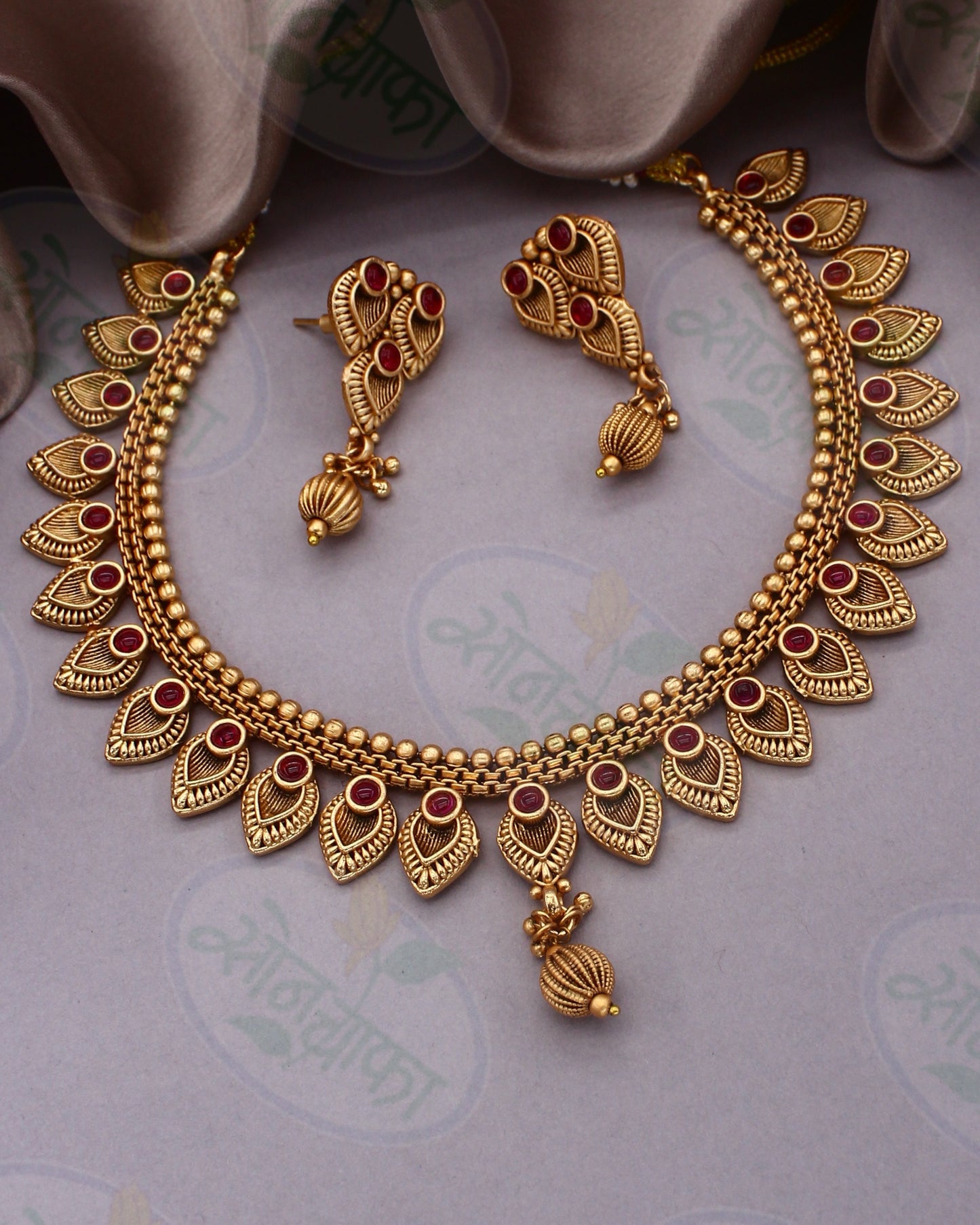 ROYAL GLAM ANTIQUE NECKLACE