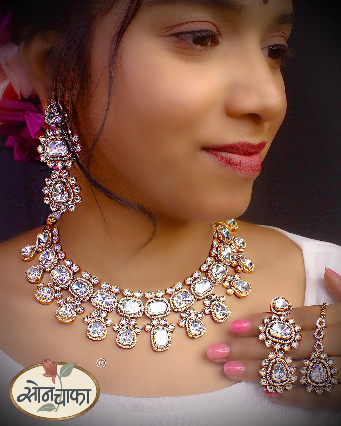 EXCLUSIVE WHITE STONE NECKLACE
