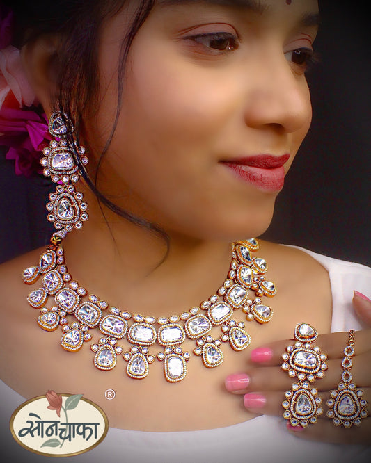 EXCLUSIVE WHITE STONE NECKLACE