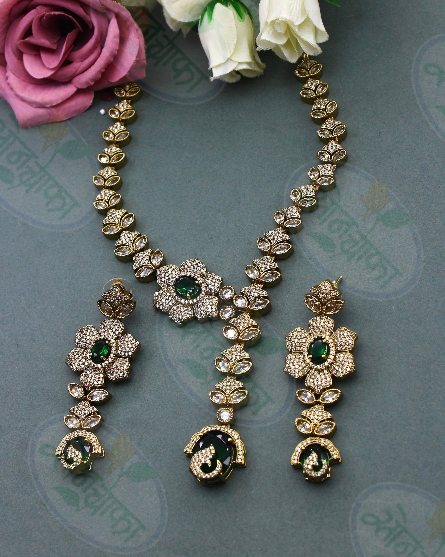 SHIMMERING GLAM NECKLACE