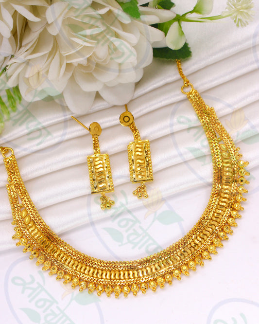 DELICATE DESIGNER NECKLACE