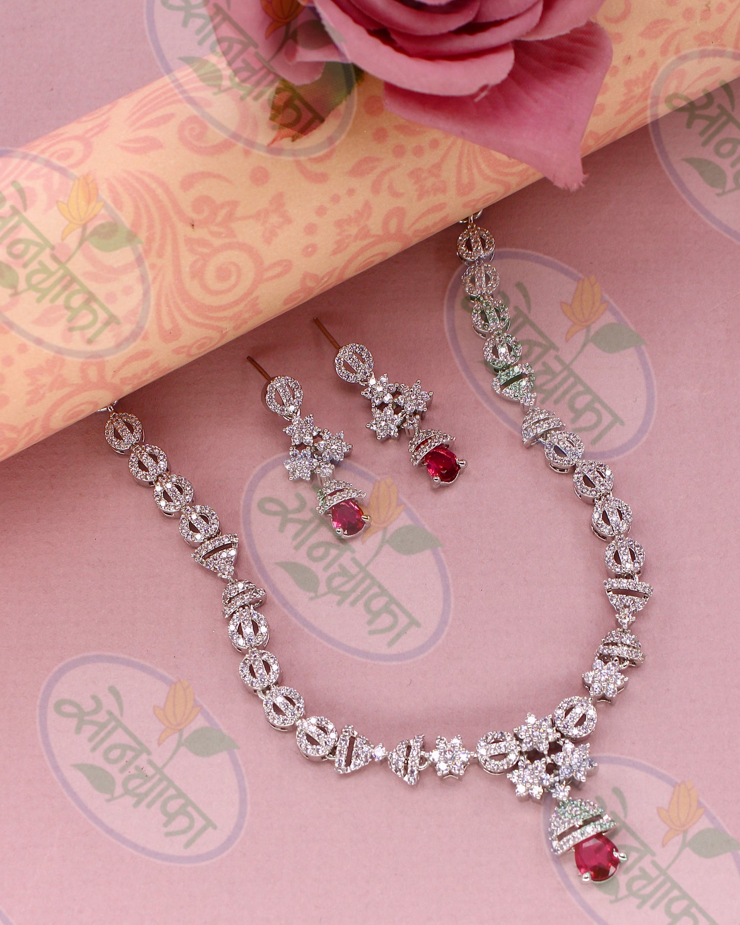 PRETTY DIAMOND NECKLACE