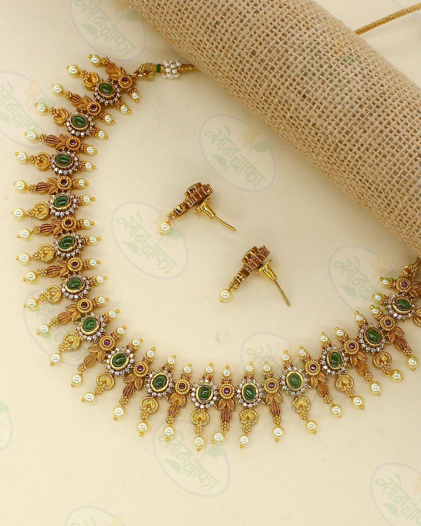 SHIMMERING GREEN STONE NECKLACE
