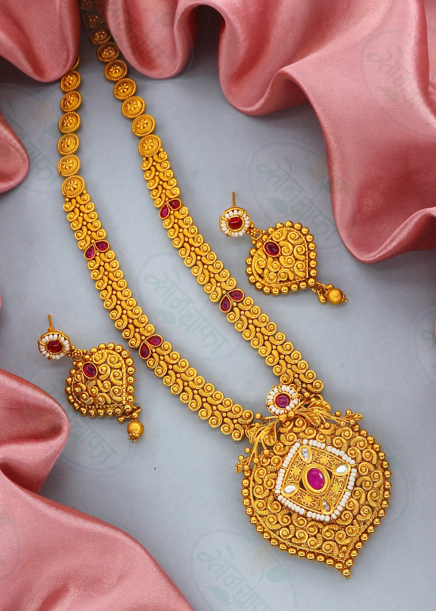 GLEAMING GLOSSY RAJWADI NECKLACE