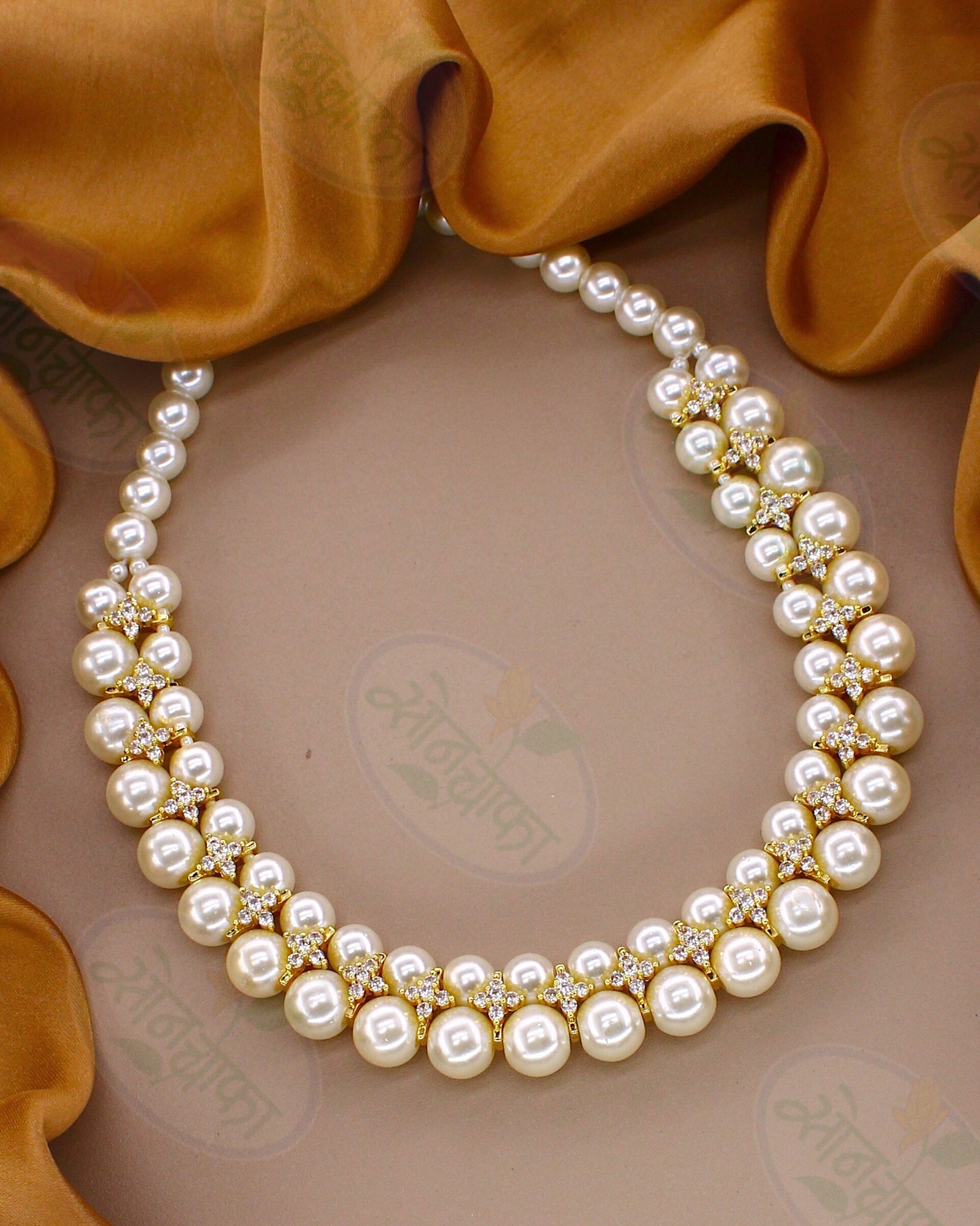 GLINTING GLOSSY PEARL NECKLACE