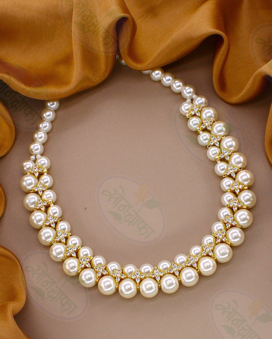 GLINTING GLOSSY PEARL NECKLACE
