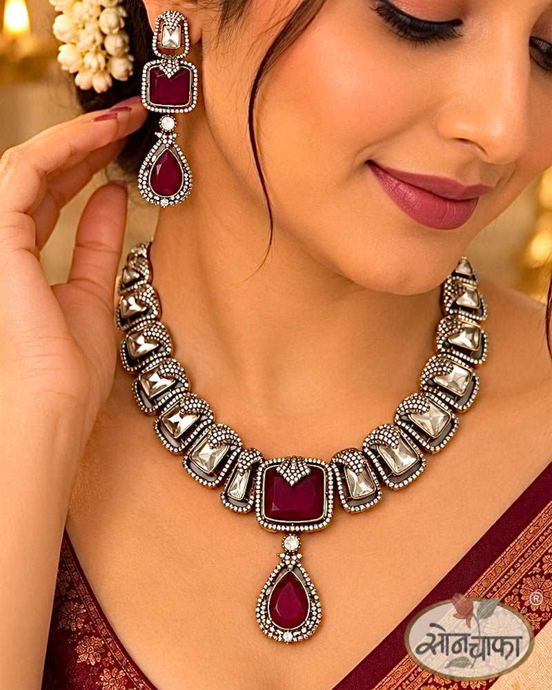 CLASSICAL GREEN STONE  NECKLACE