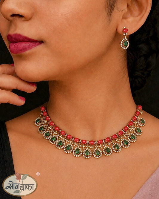 STUNNING GREEN STONE NECKLACE
