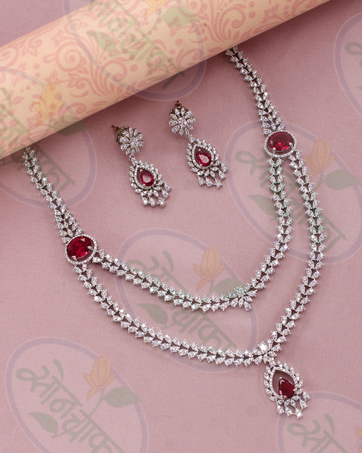 FASHIONABLE DIA NECKLACE