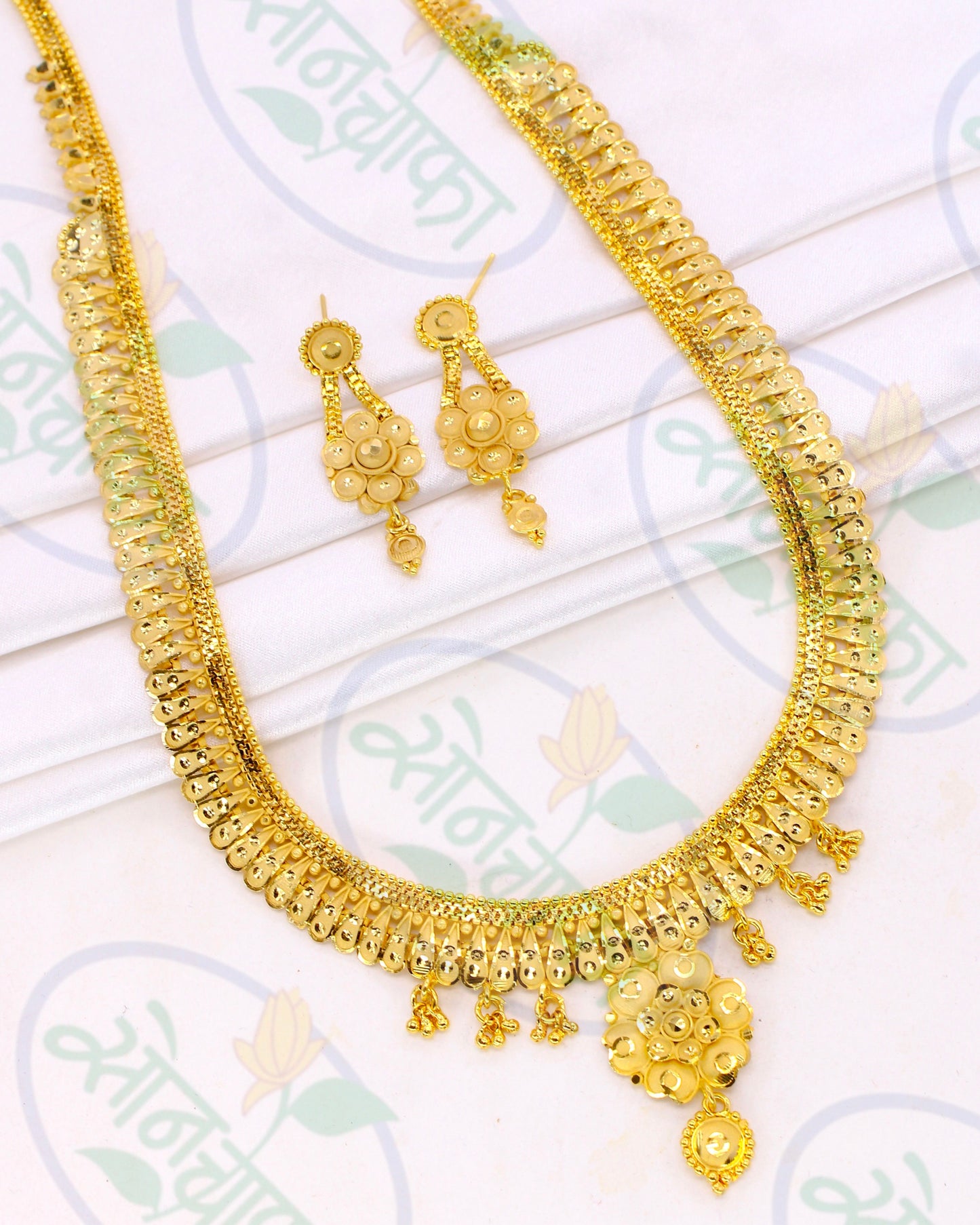 CHARMING GOLD PLATED NECKLACE SET