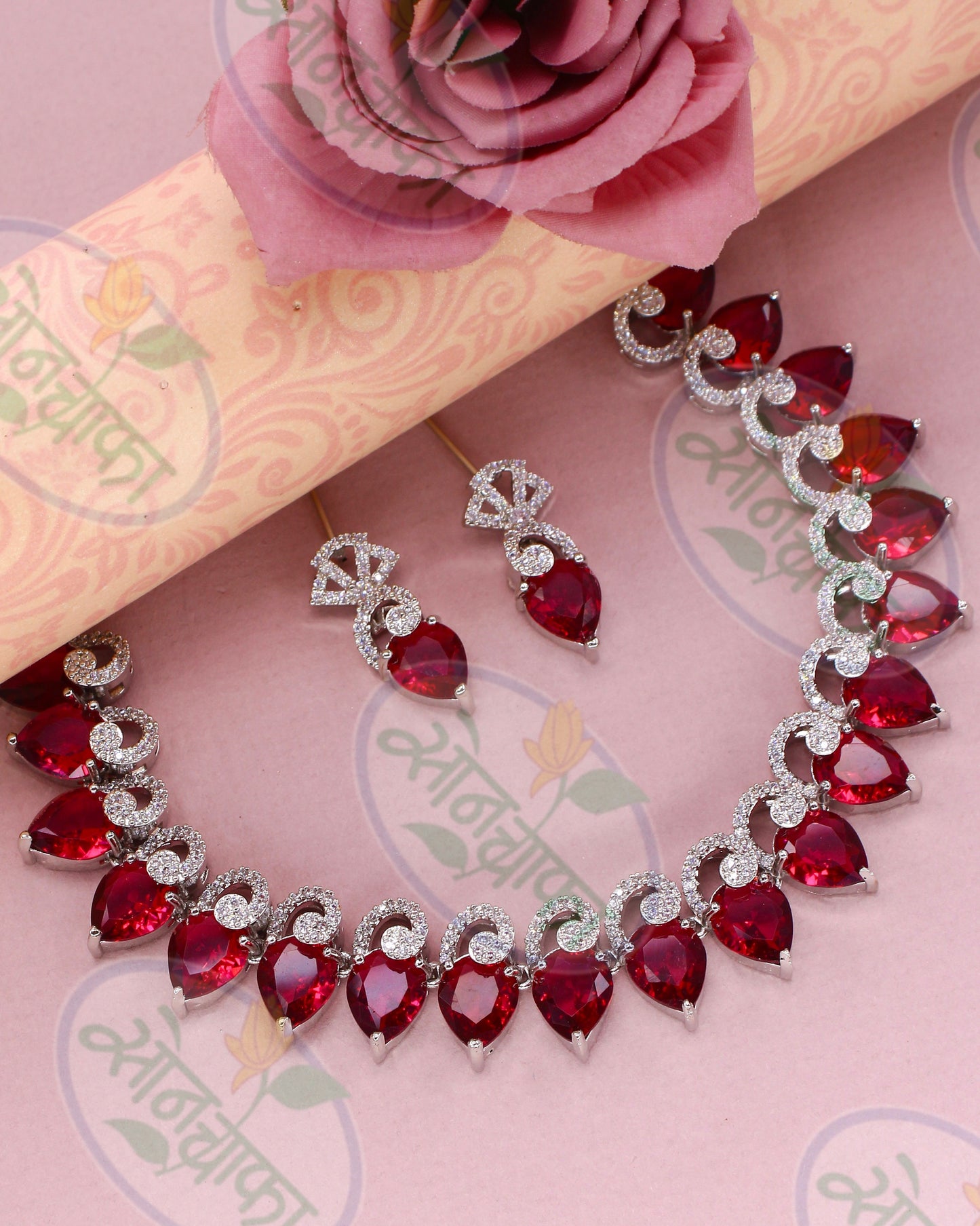 GRACEFUL DESIGNER NECKLACE SET