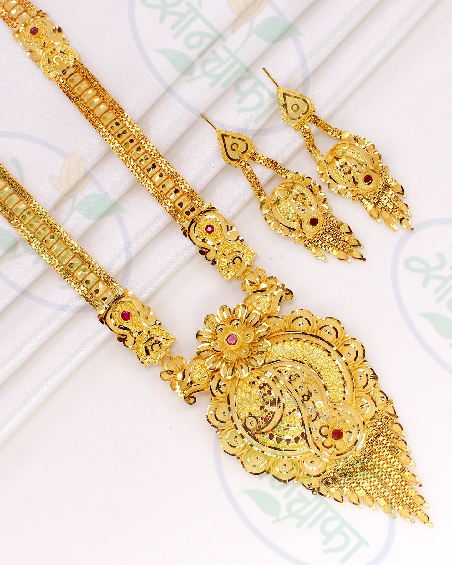 GLAMOROUS GOLD PLATED NECKLACE