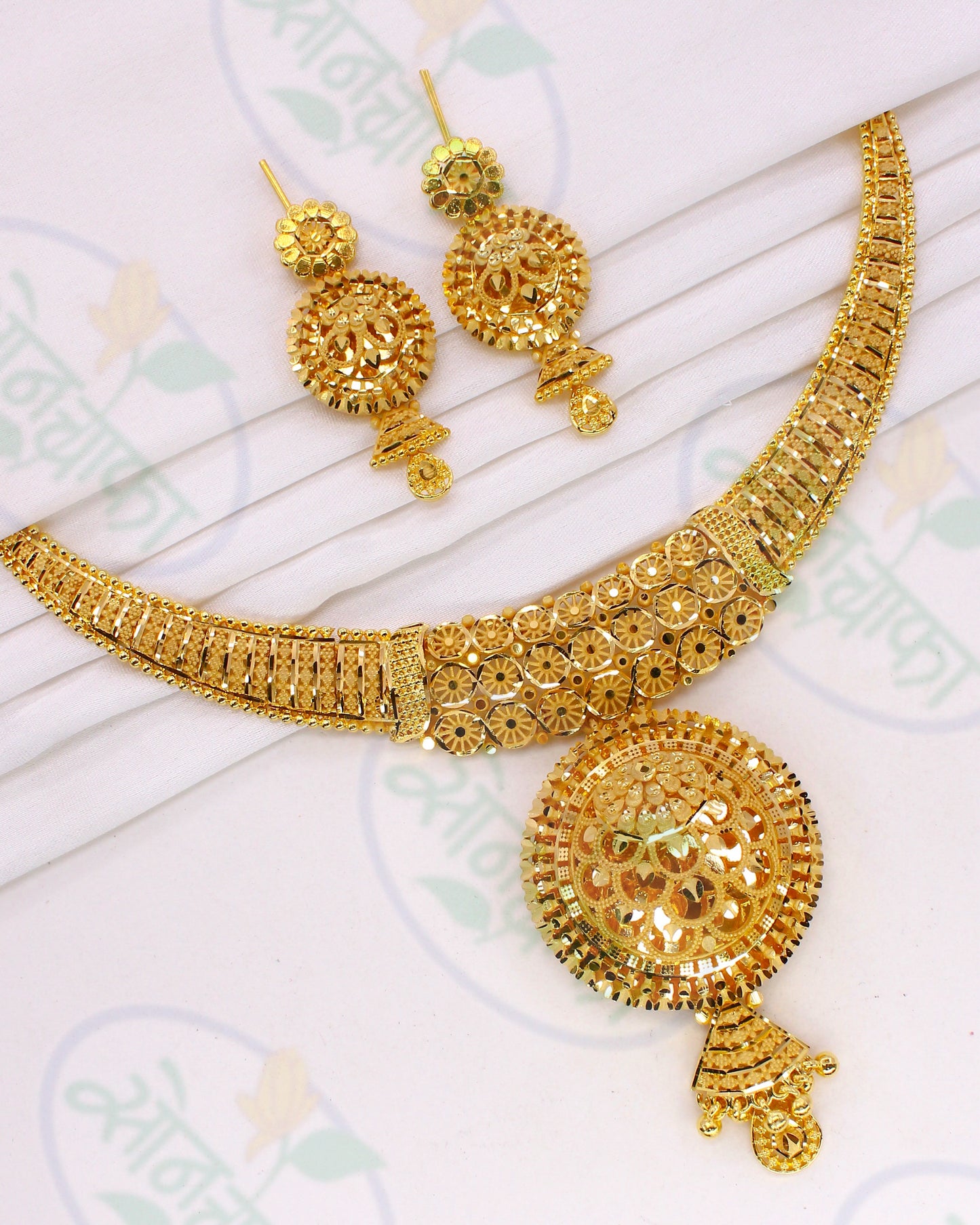 BLOSSOM CREST GOLD NECKLACE