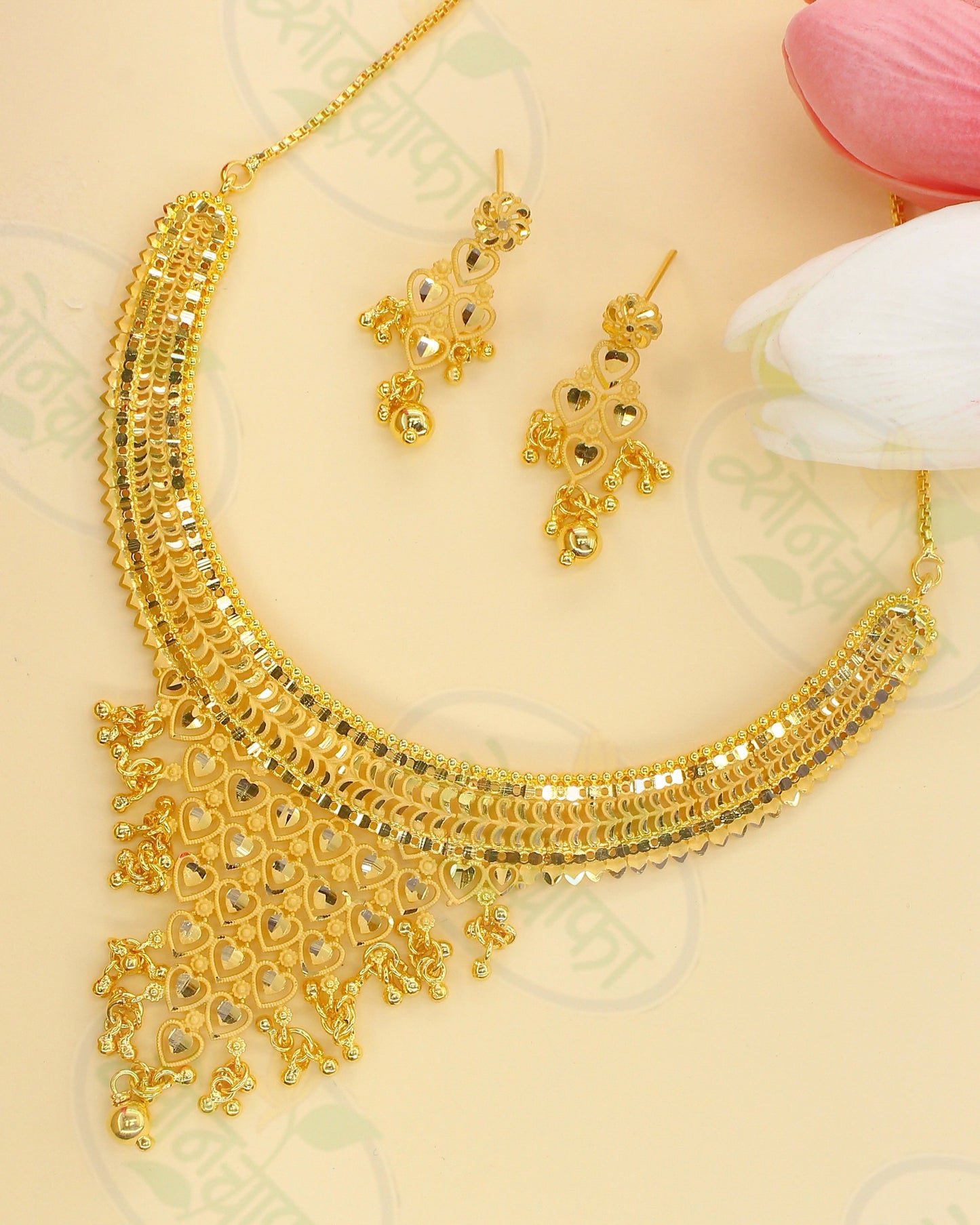 PRETTY HEART SHAPE NECKLACE