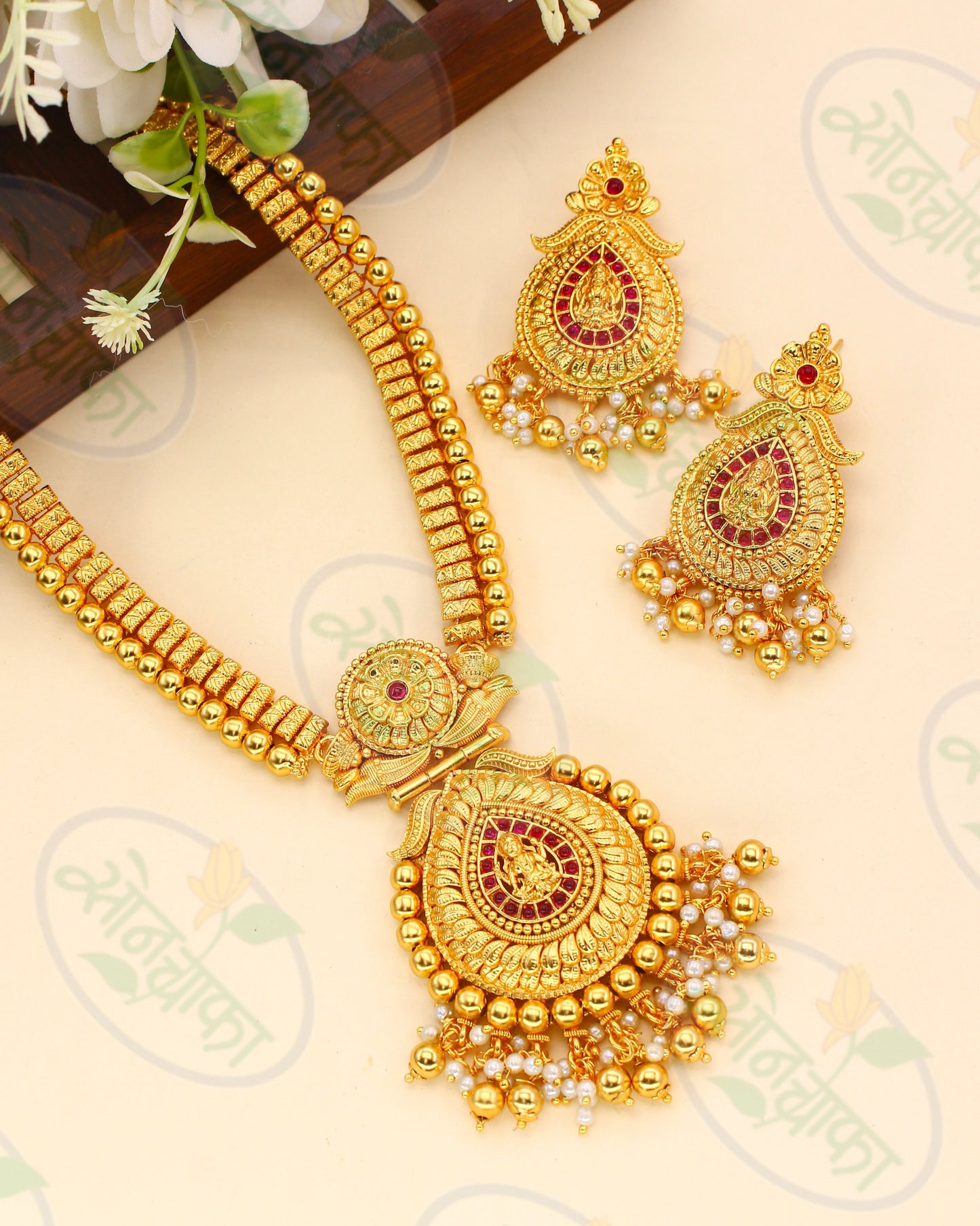 TRADITIONAL ANTIQUE NECKLACE