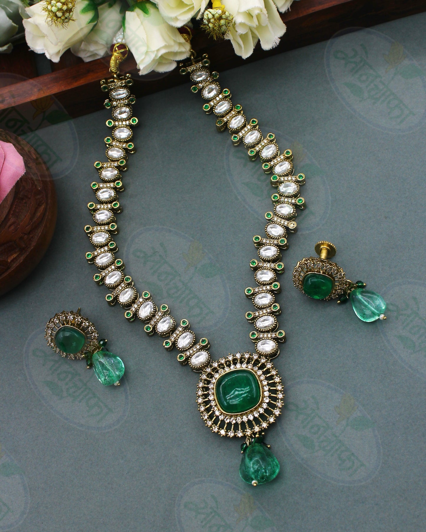 GREEN STONE KUNDAN NECKLACE