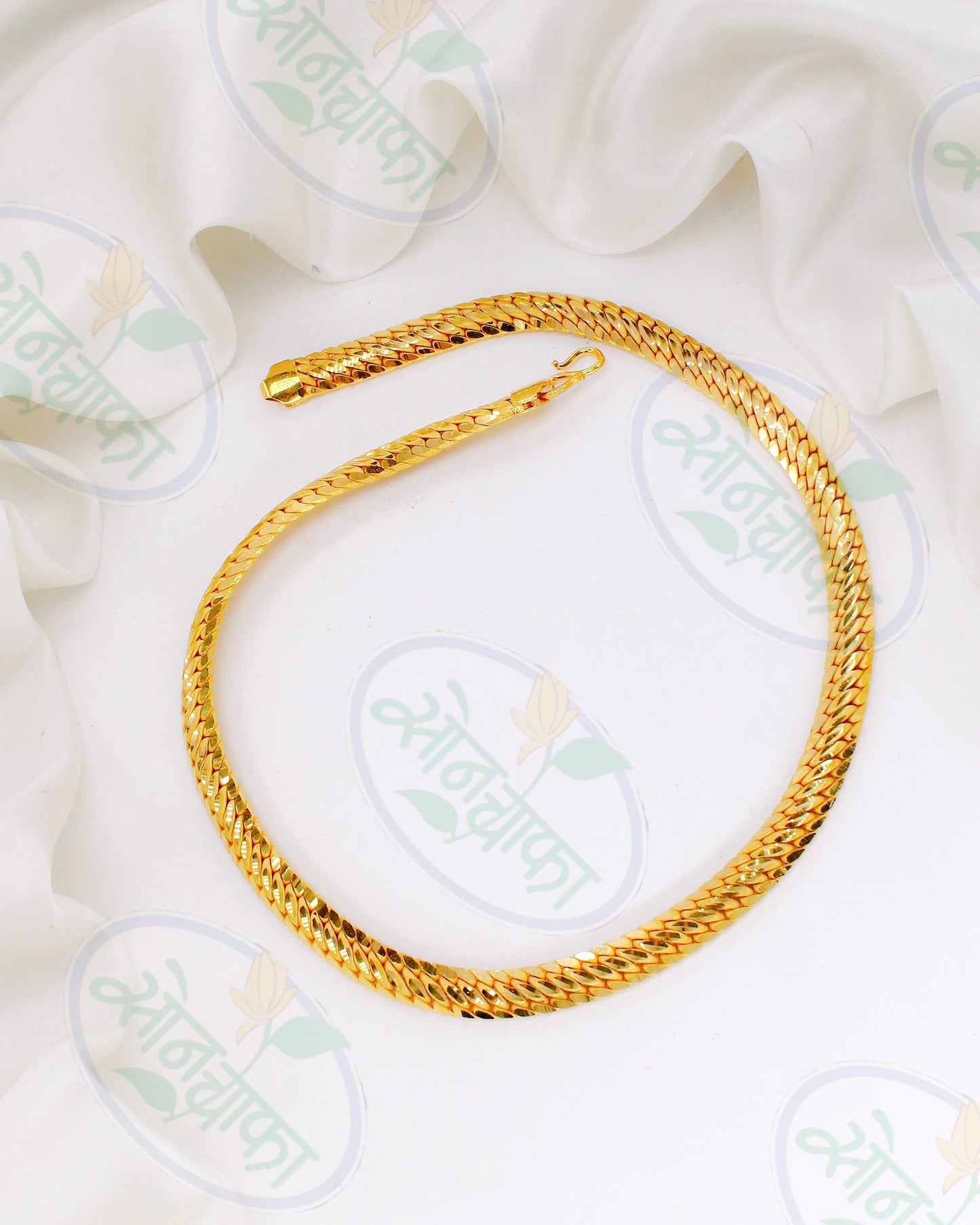 ALLURING GOLD PALTED CHAIN
