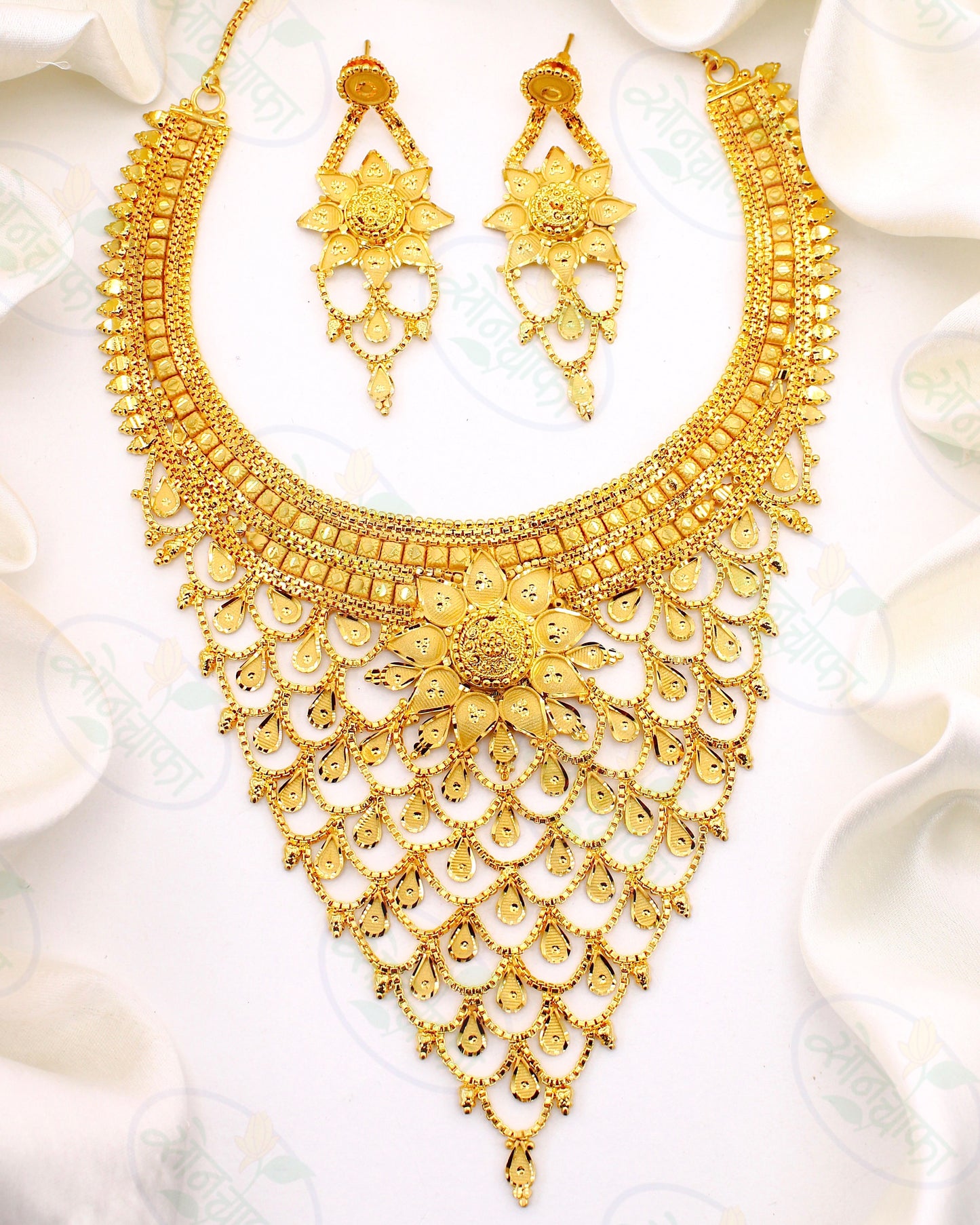 ROYAL MAJESTIC GOLD PLATED FLORAL NECKLACE