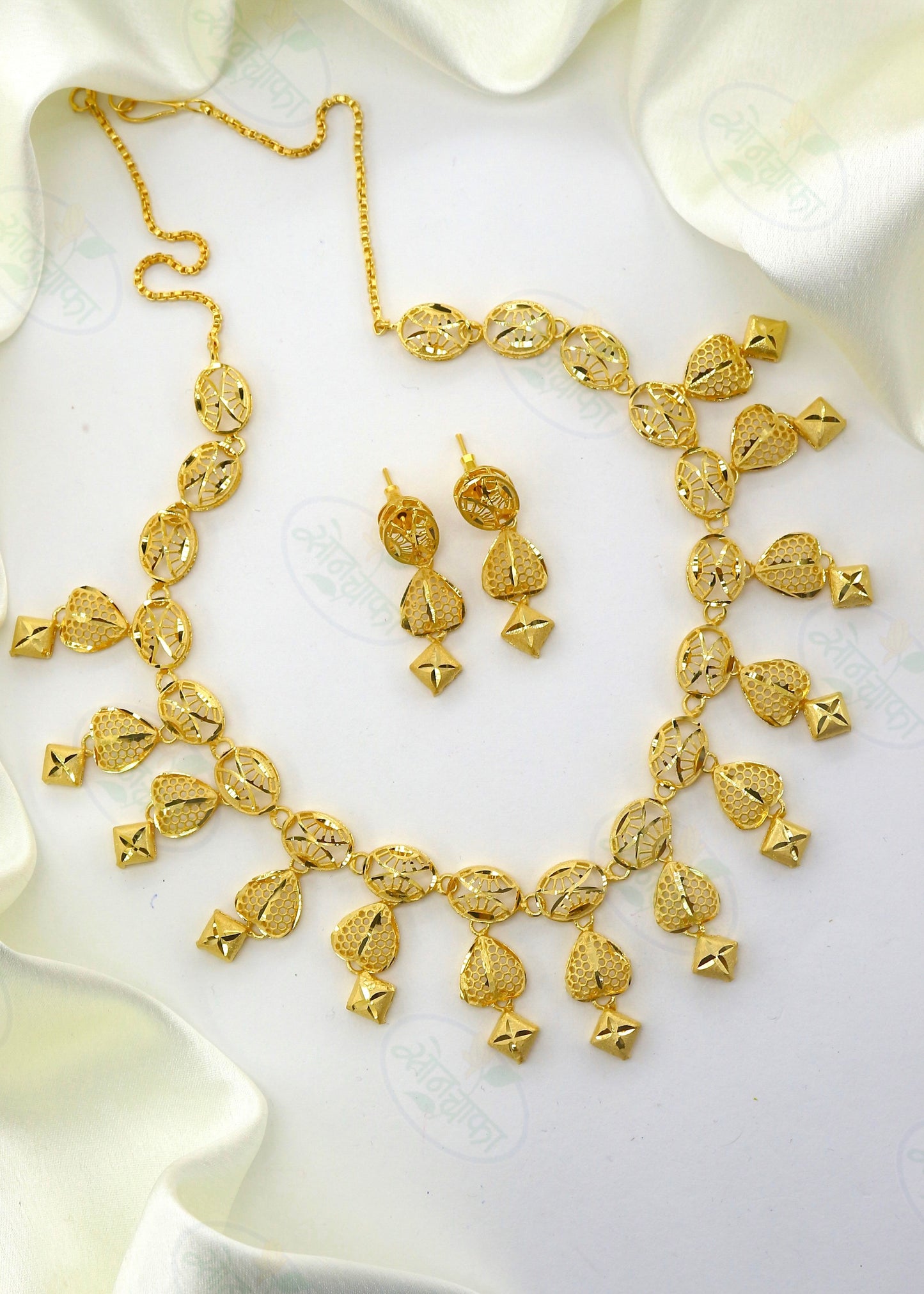 FANCY & UNIQUE GOLD PLATED NECKLACE