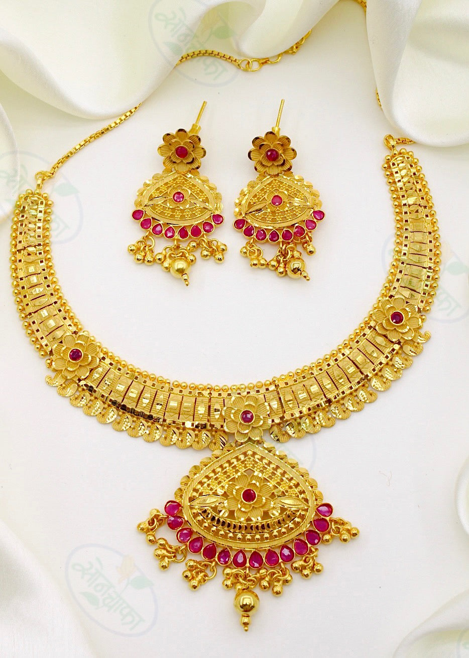 RAVISHING GOLDEN NECKLACE