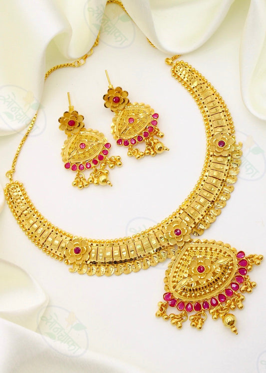 RAVISHING GOLDEN NECKLACE