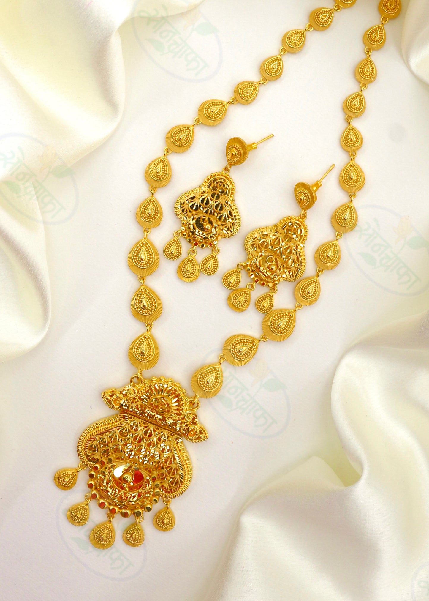 DROPLET STYLE GOLDEN NECKLACE