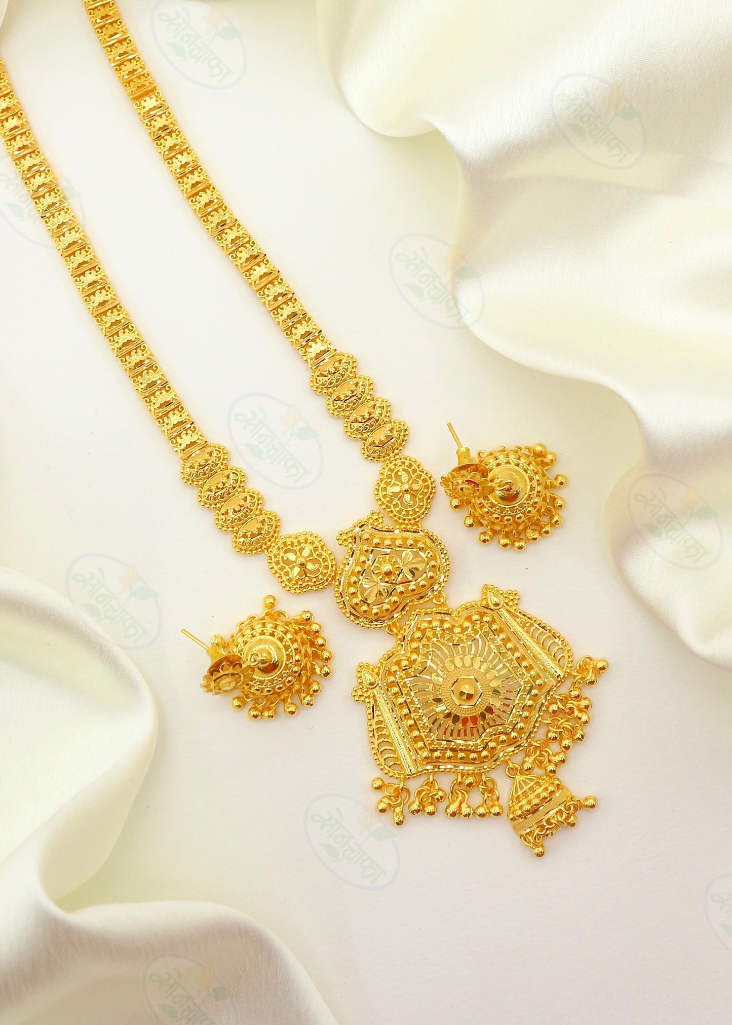 DECOROUS GOLDEN NECKLACE