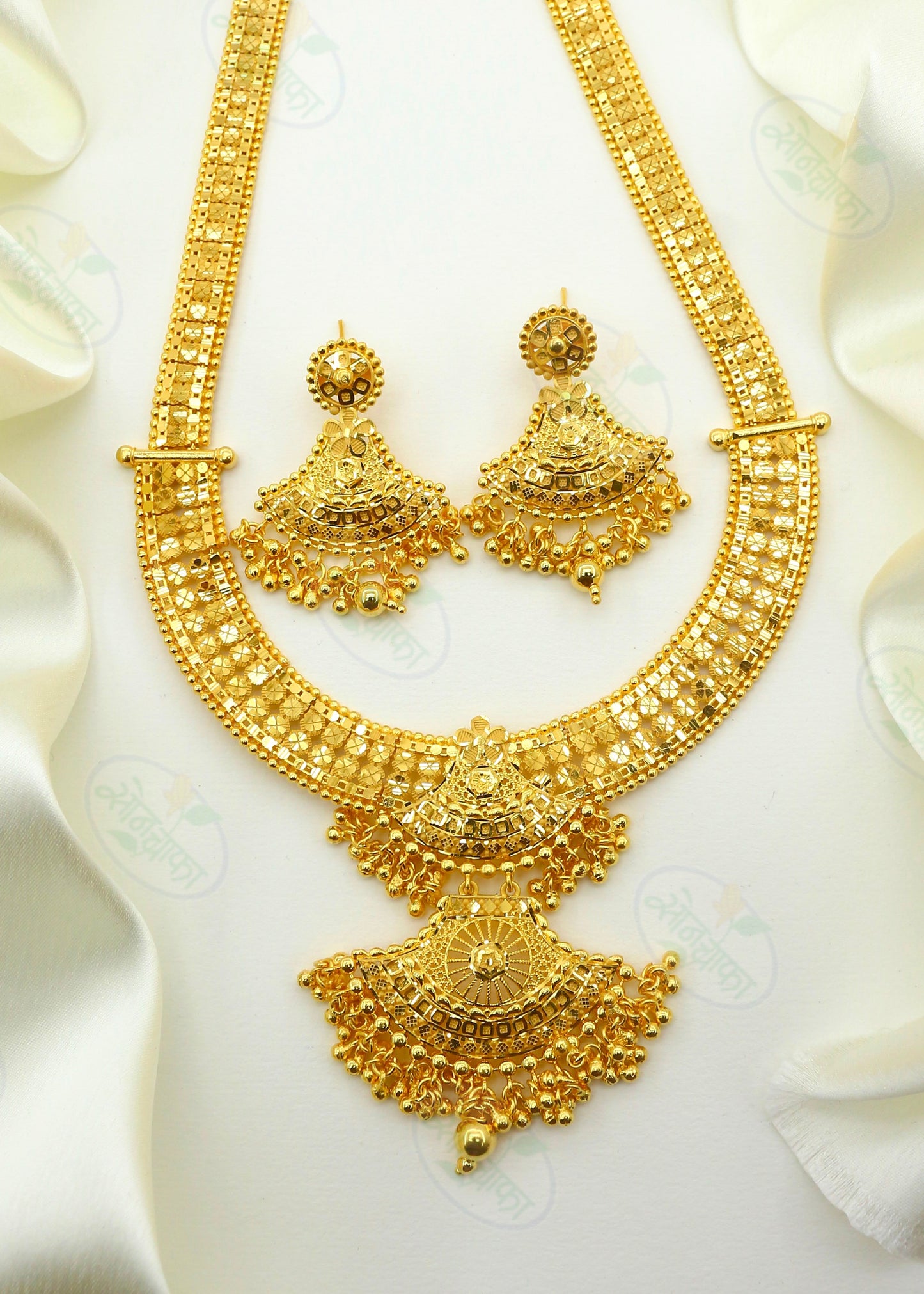 GLOSSY GOLDEN NECKLACE
