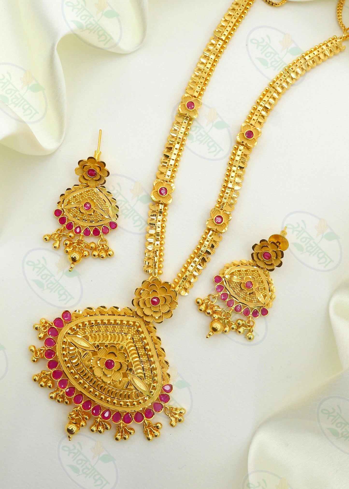 FLORET STYLE GOLDEN NECKLACE