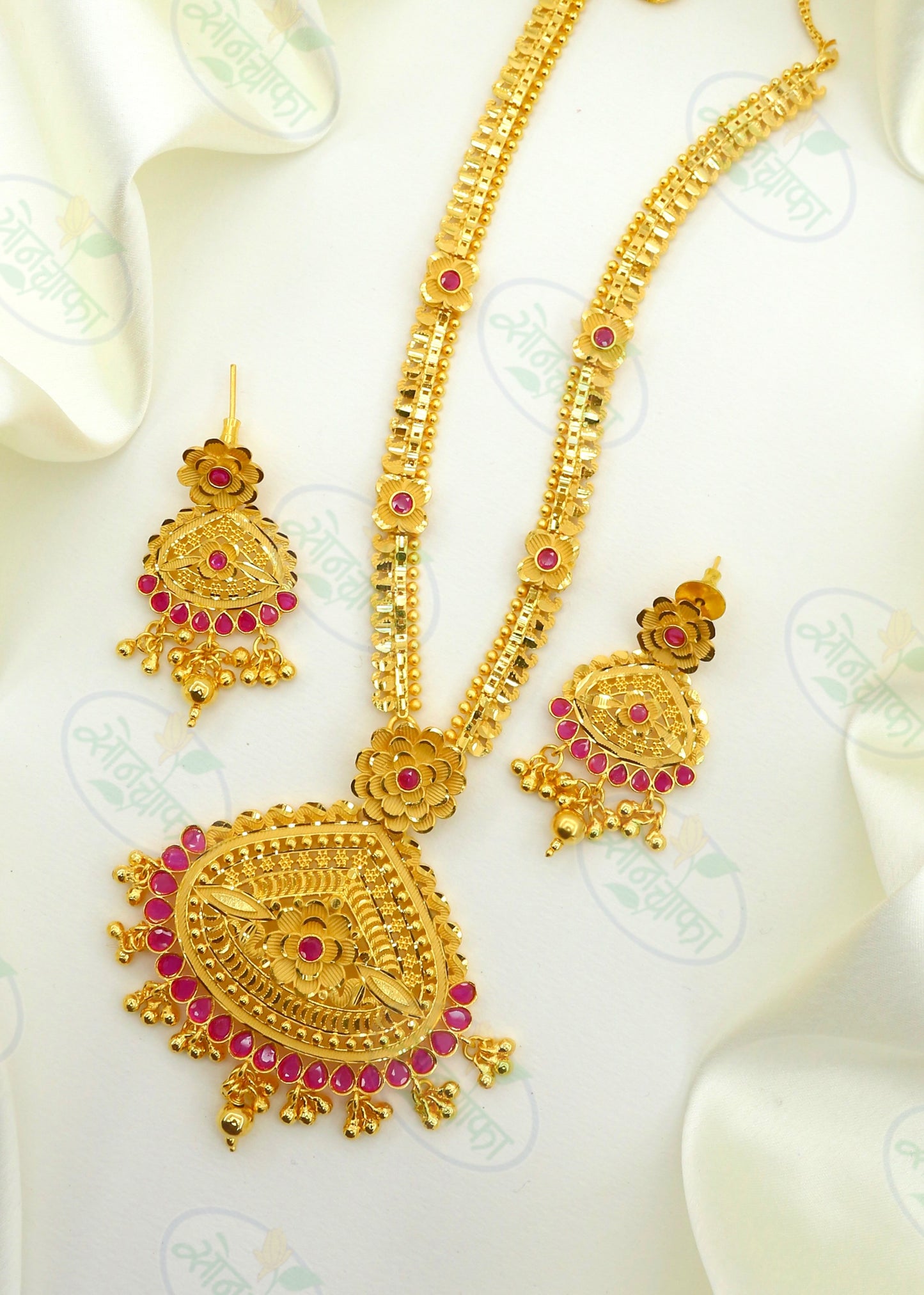 FLORET STYLE GOLDEN NECKLACE