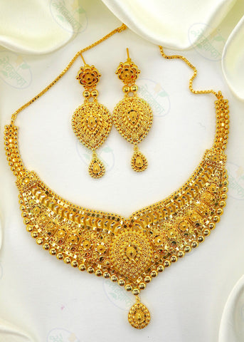 GLOSSY GOLD PLATED NECKLACE