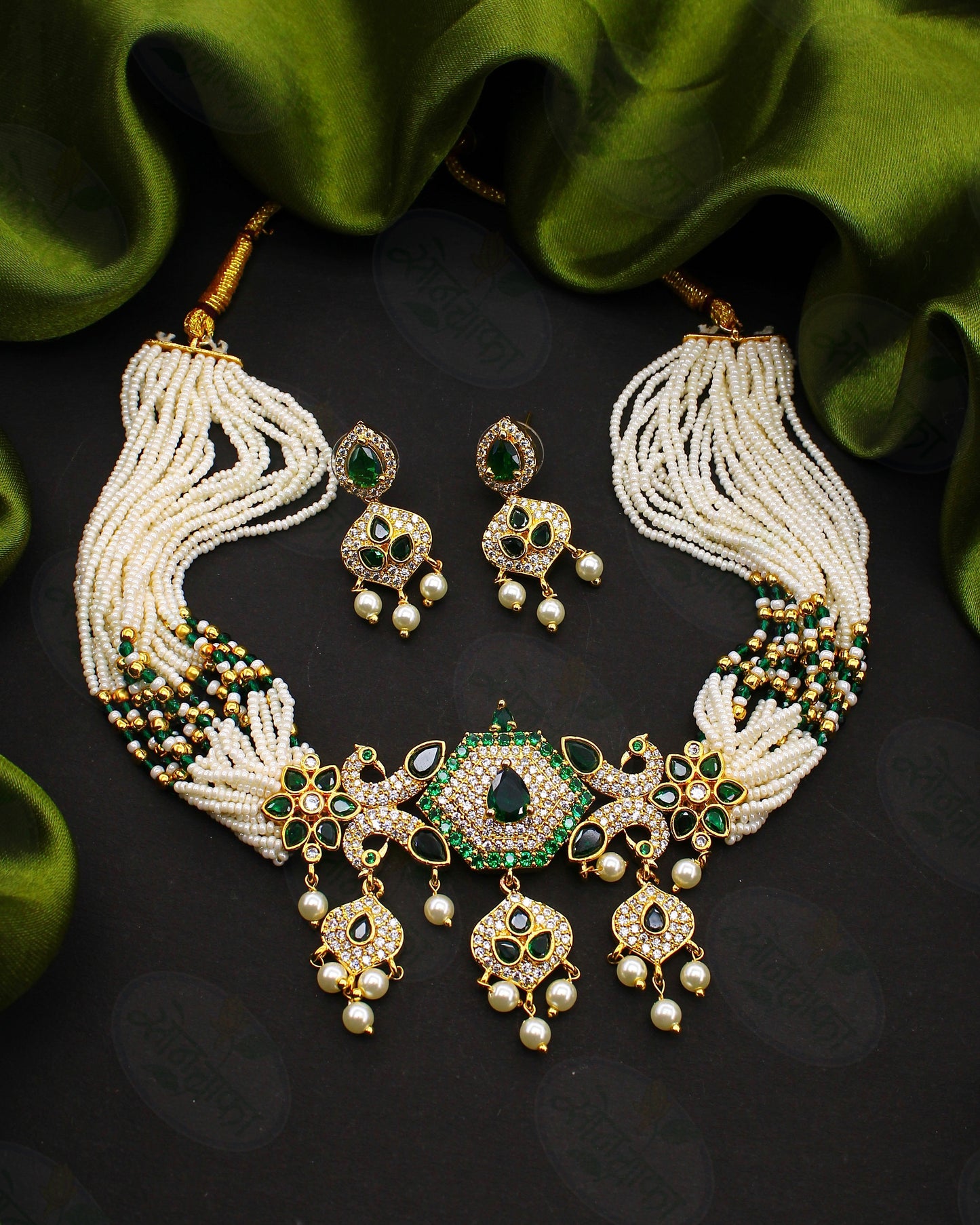 IMPRESSIVE MOTI NECKLACE