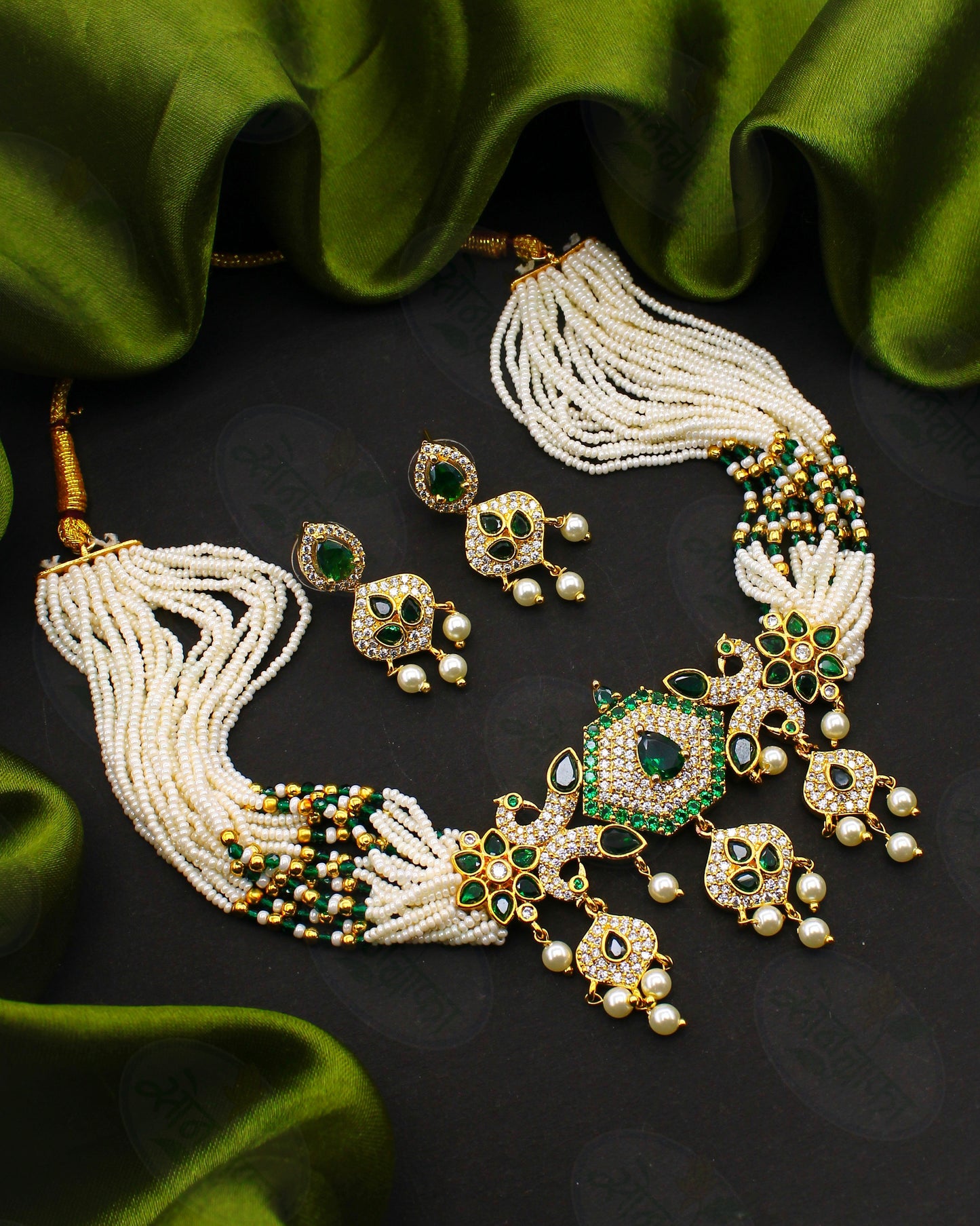 IMPRESSIVE MOTI NECKLACE