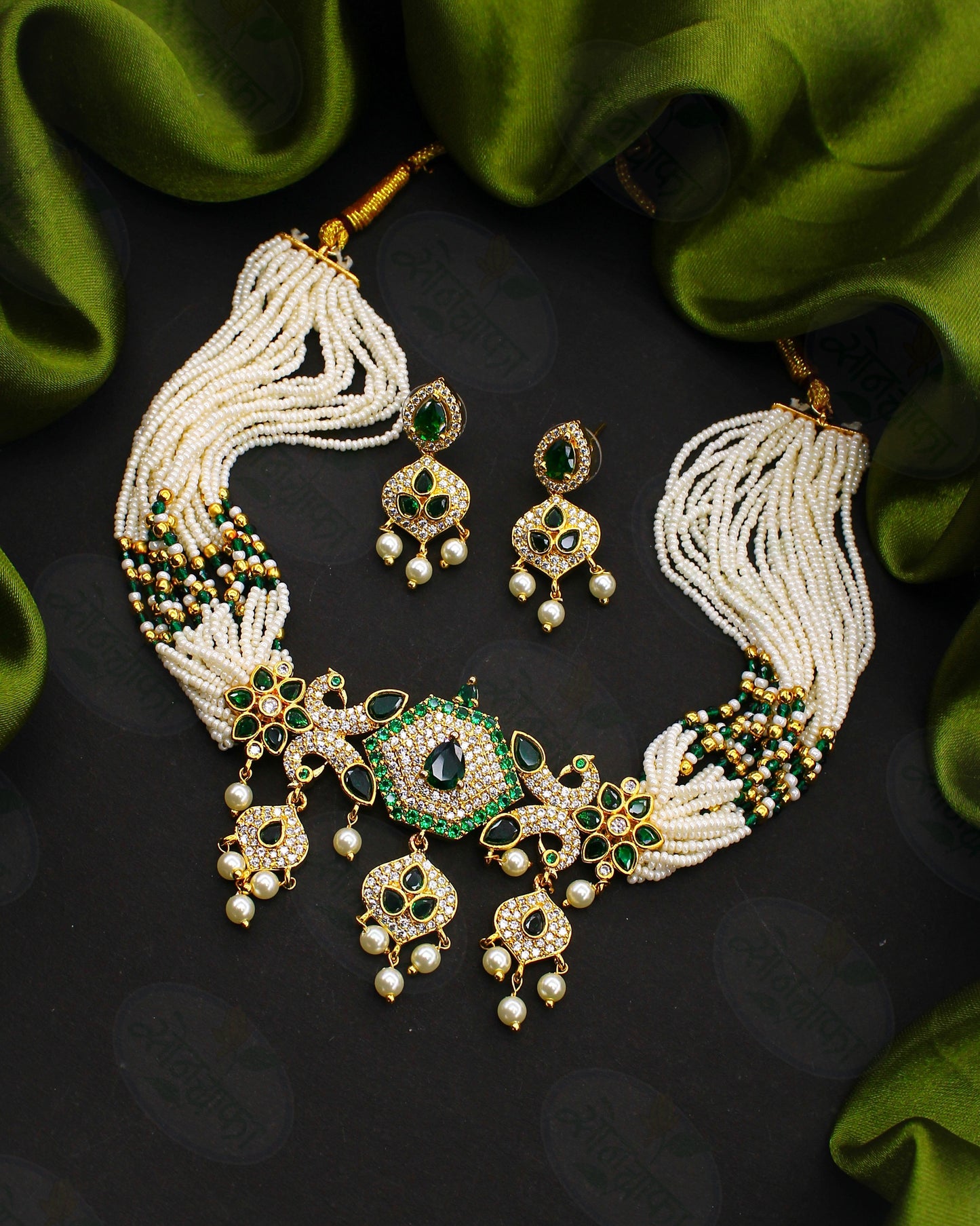 IMPRESSIVE MOTI NECKLACE