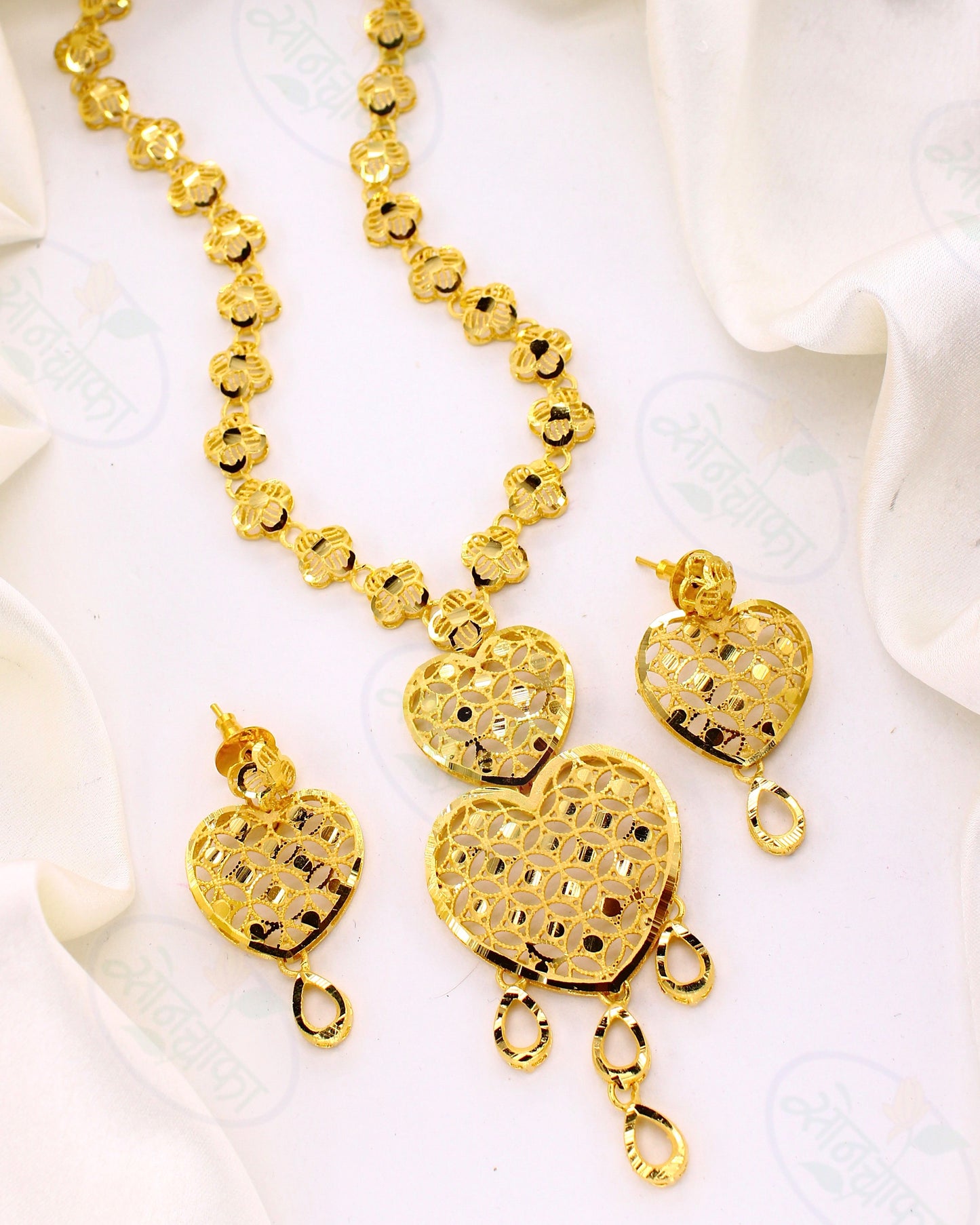 SLEEK TEXTURED GOLD PLATED NECKLACE