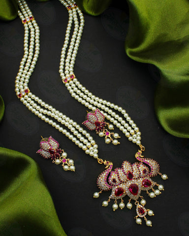LUXURIOUS PEARL NECKLACE