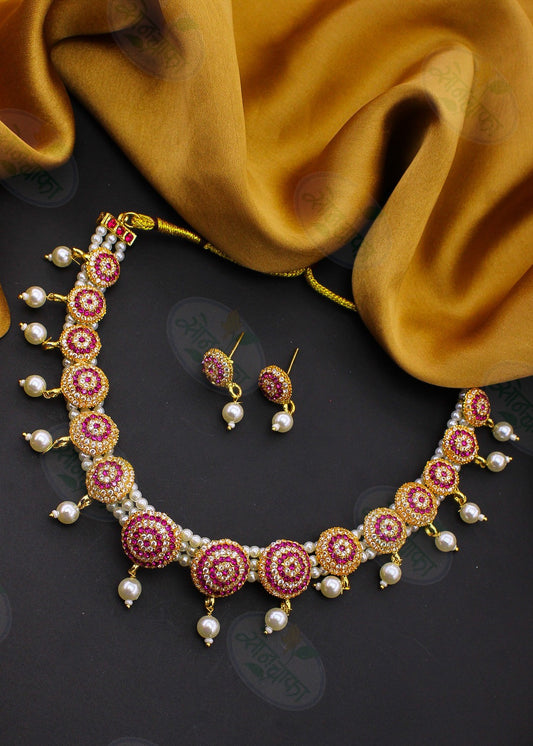 PRETTY MOTI NECKLACE