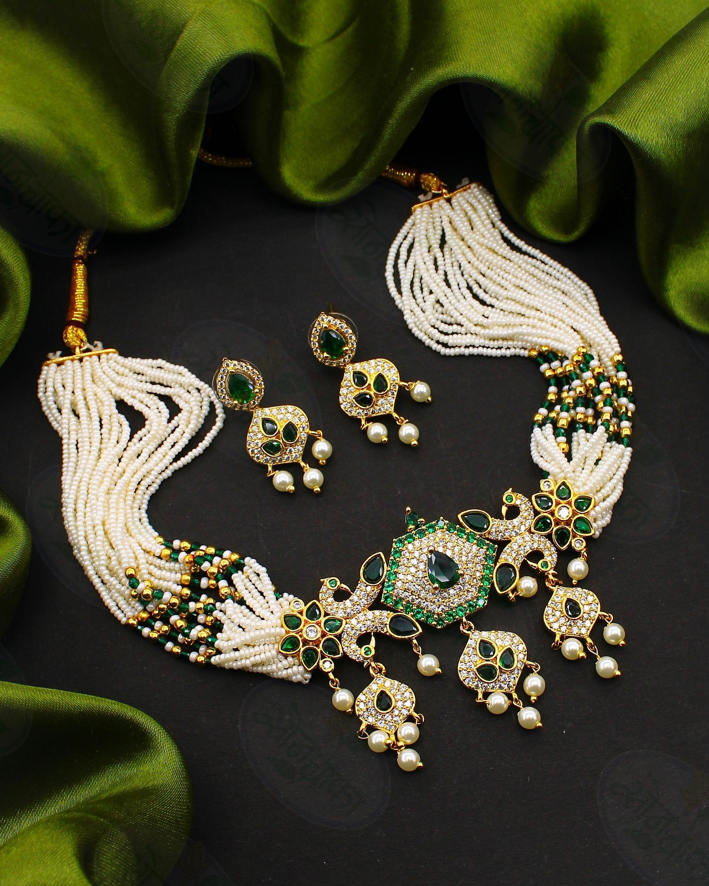 IMPRESSIVE MOTI NECKLACE