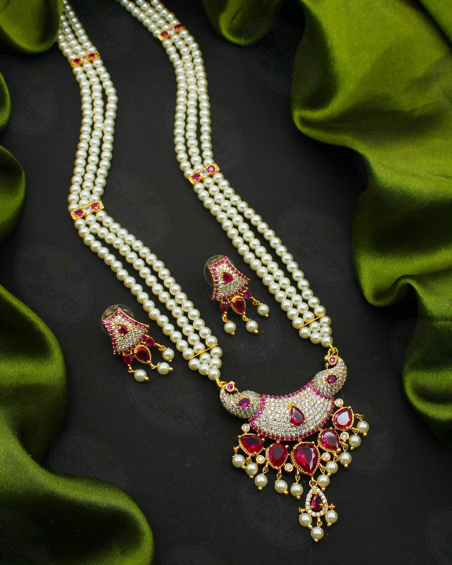 GLAMOUROUS DAZZLE PEARL NECKLACE