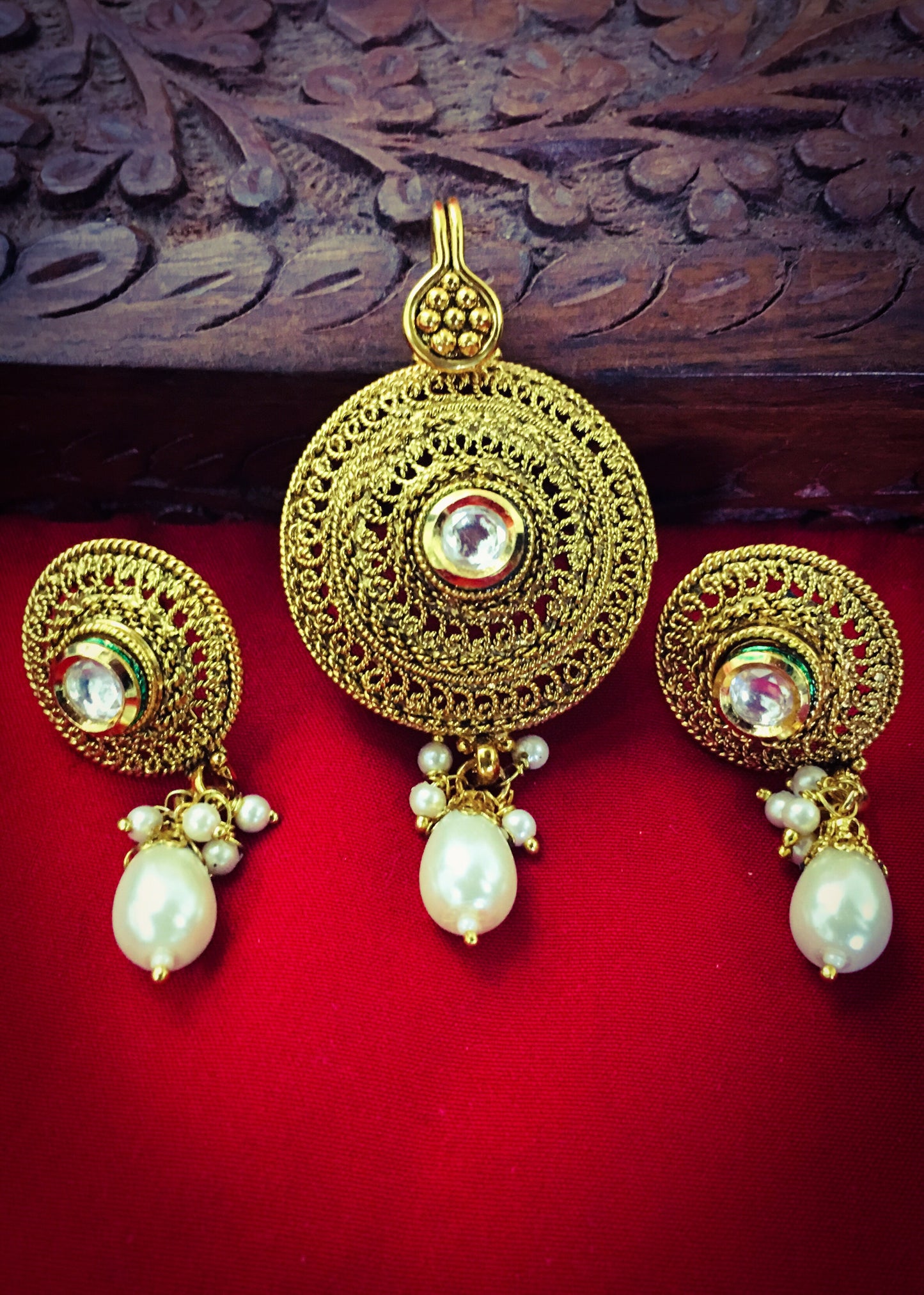 PEARL BEADS CIRCULAR PENDANT SET