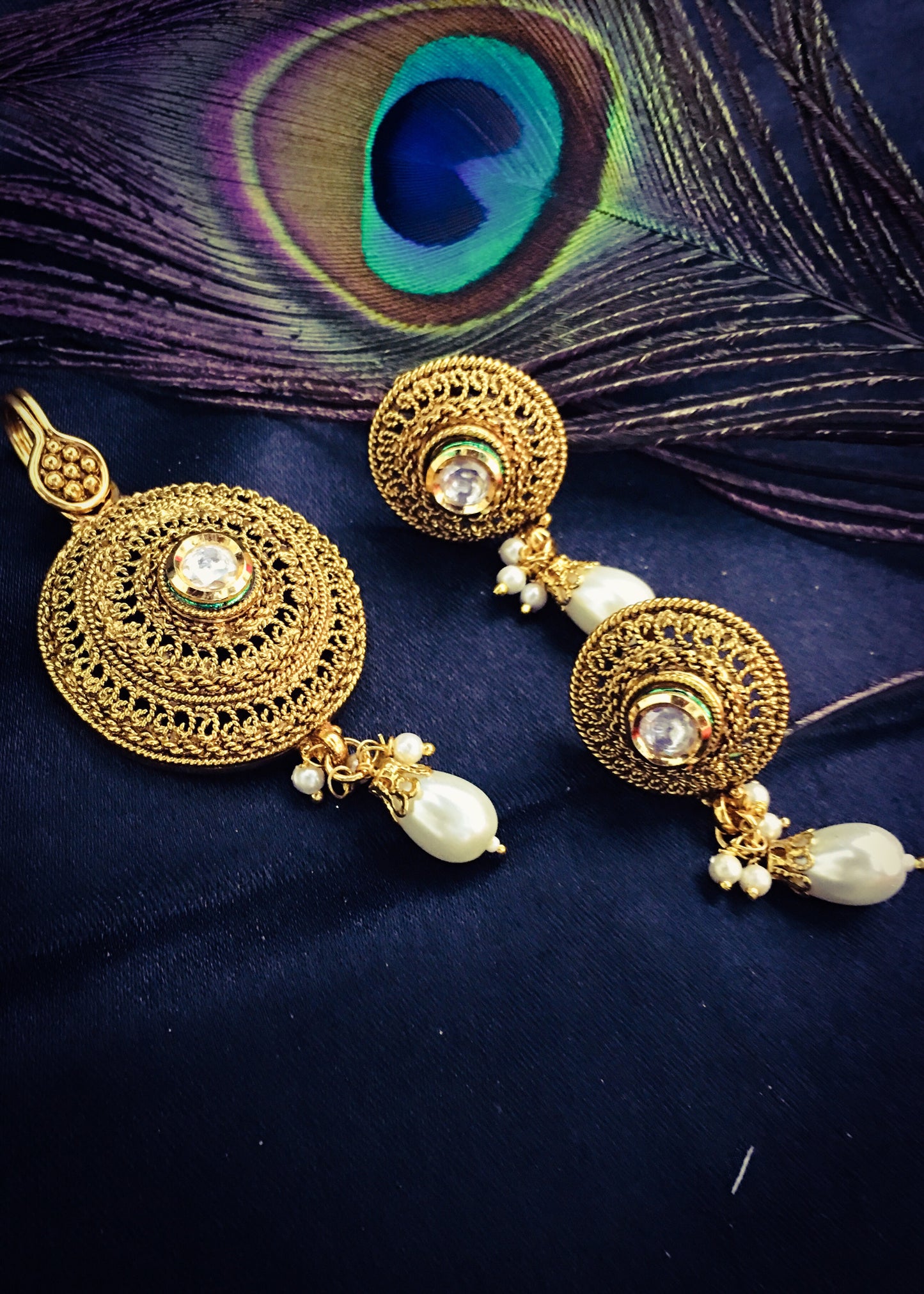 PEARL BEADS CIRCULAR PENDANT SET