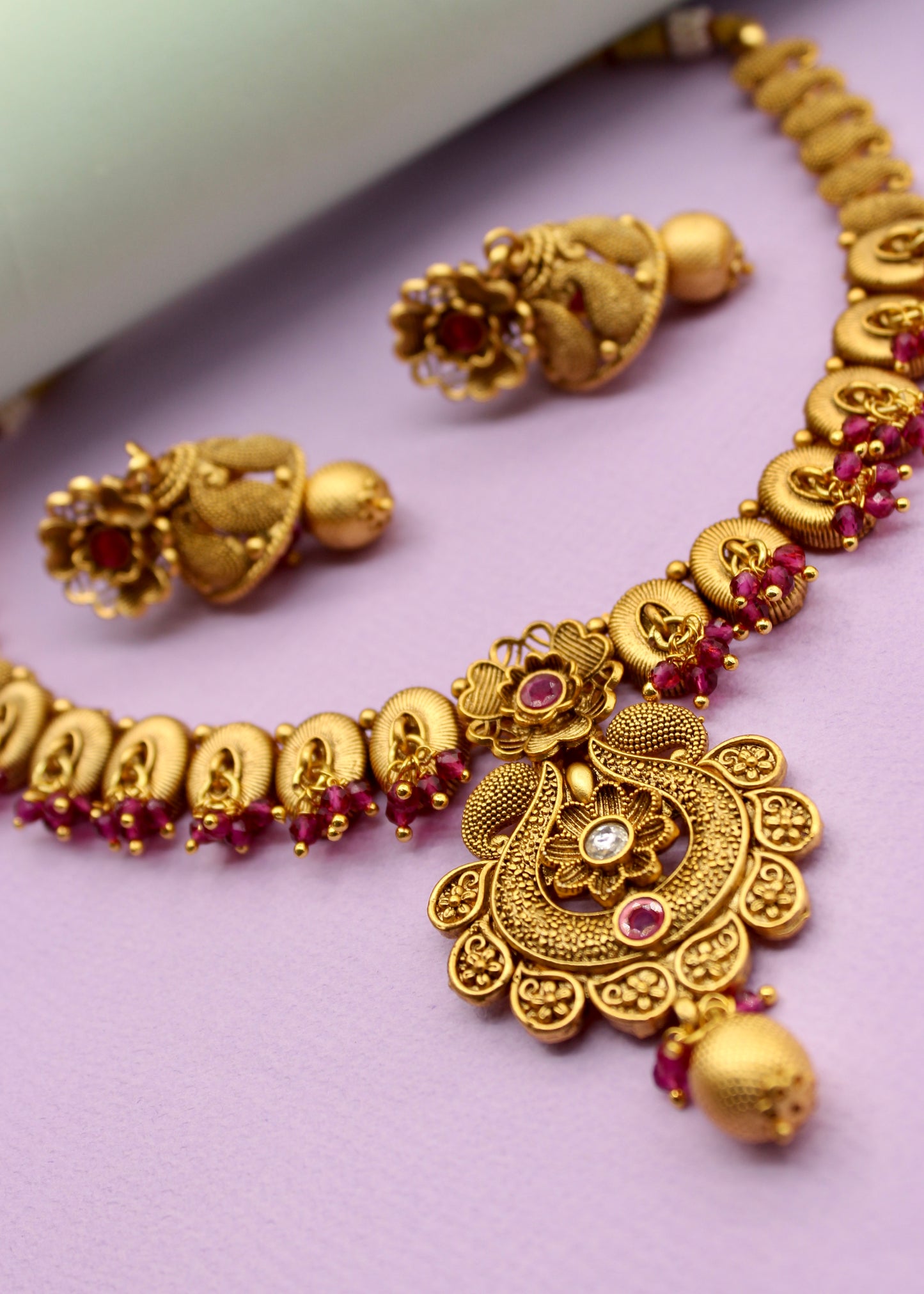 IMPRESSIVE AHILYA NECKLACE
