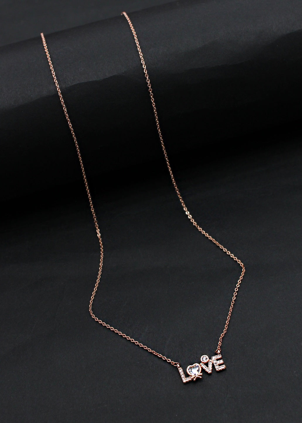 PRETTY CHAIN PENDANT