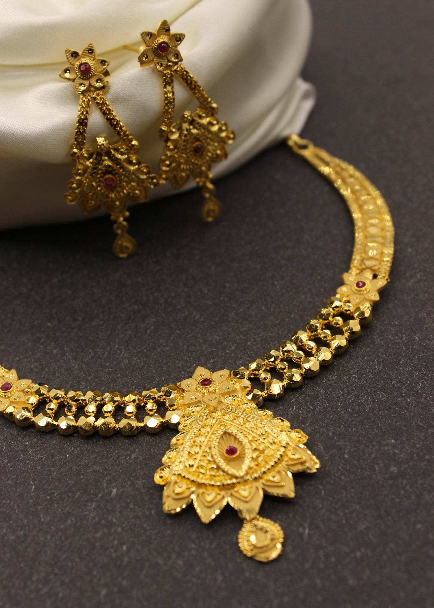 STUNNING GOLDEN NECKLACE