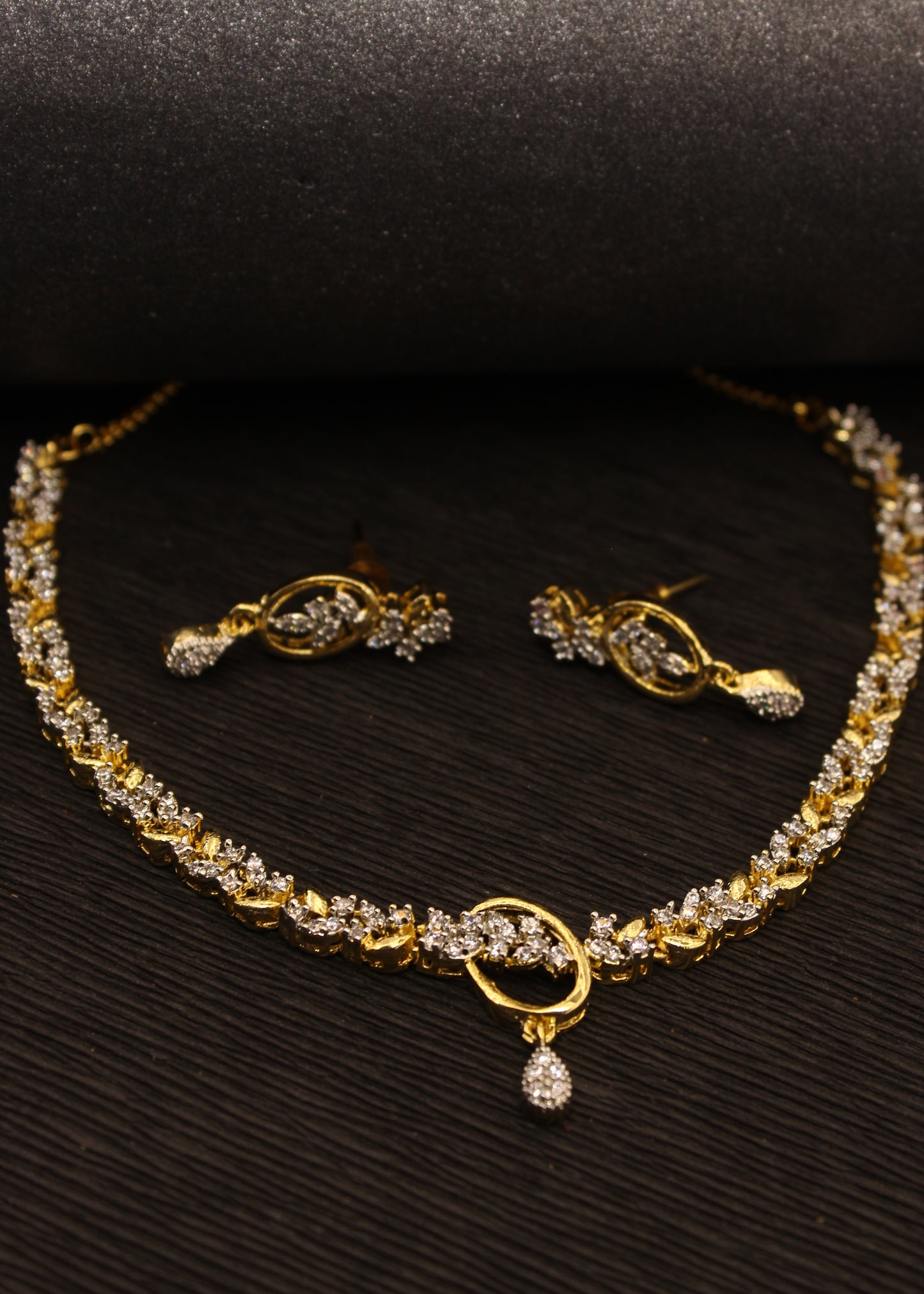 FASHIONABLE DIA NECKLACE