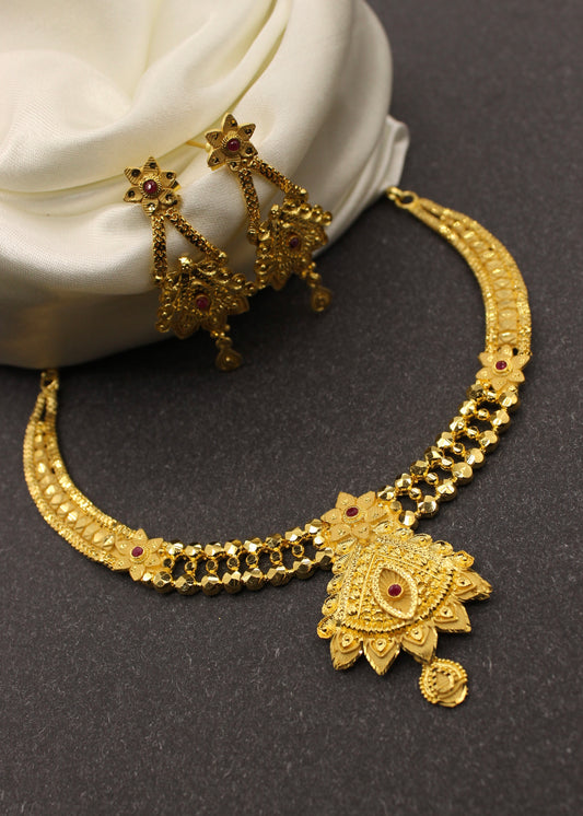 STUNNING GOLDEN NECKLACE