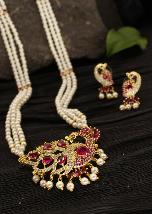 GLEAMING PEACOCK PENDANT NECKLACE