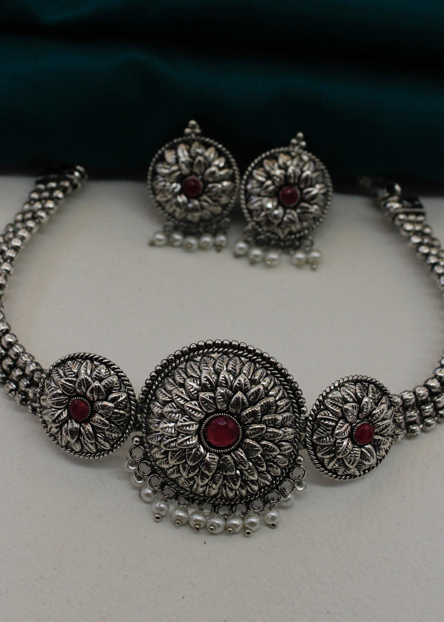 BLOSSOM OXIDISED CHOKER