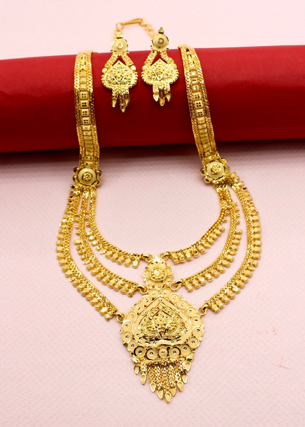 CAPTIVATING GOLD PLATED NECKLACE